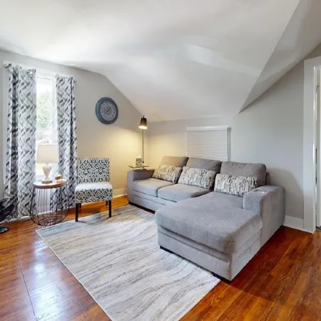 Recovery Loft 1-bedroom apartment in Mansfield with WiFi, AC, Full Kitchen Отели в г. Мансфилд