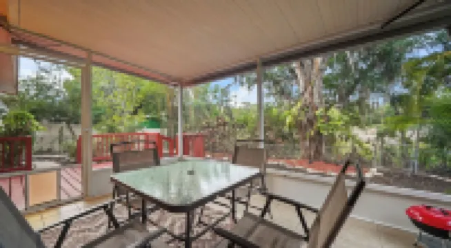 Sunny 3Br Oasis • Water View • Beach Gear • Fully Fenced Yard • Near Siesta Key
