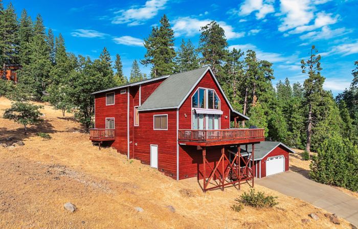 Prasad Retreat - Sunny Home W/ Deck & Air Hockey 3 Bedroom Home by Bear Valley Vacation Rentals