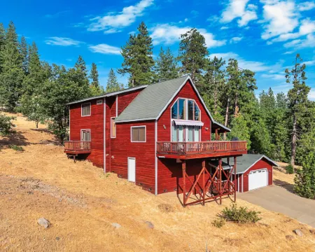 Prasad Retreat - Sunny Home W/ Deck & Air Hockey 3 Bedroom Home by Bear Valley Vacation Rentals Hotels in Arnold