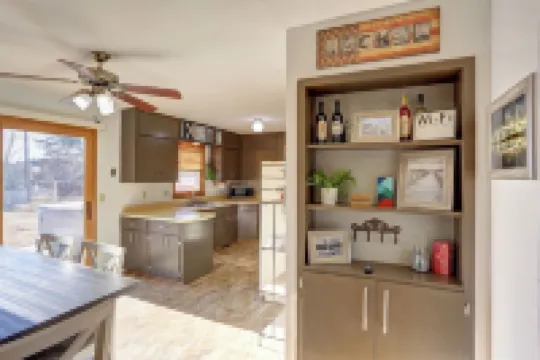 Westside Charm w/ enclosed yard, hot tub, quiet locale, rec room, elliptical