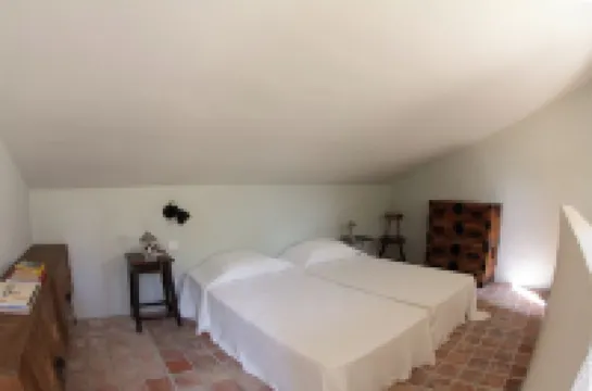 Ensemble de Charme de 3 Maisons de Village Avec Bassin Réunies par des Terrasses Hotels in Menerbes