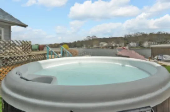 Portage Lakes Retreat - 3 BR Lakefront Home with Hot Tub