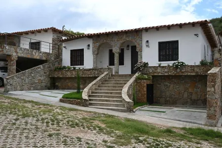 Colonial Villa in Nueva Esparta WiFi, AC, hot tub, parking, mountain view, 2 Bed