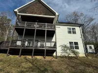 Tranquil Hillside Getaway-Asheville Retreat with 3BR/3BA, 2 Decks. Pet Friendly! Hotels in Mills River