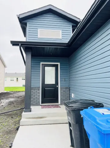 3-bedroom twin home in fabulous Fargo with WiFi, AC. Start your adventure