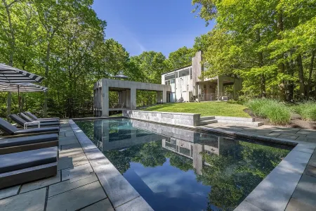 A true mid-century modern home. Отели рядом с достопримечательностью «Sag Harbor Historical Museum: The Annie Cooper Boyd House»