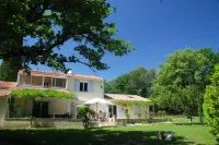 Quiet villa in a green setting Hotels in Eguilles