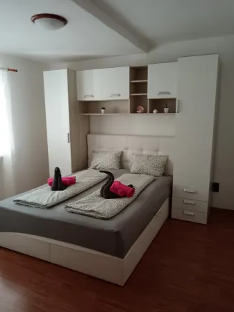 Schönes Apartment mit 3 Schlafzimmer und Pool Mitbenutzung Отели в г. Liznjan