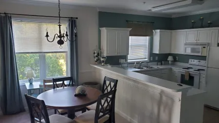 2 BR condo-pool, remote work, golf courses, and family attractions nearby