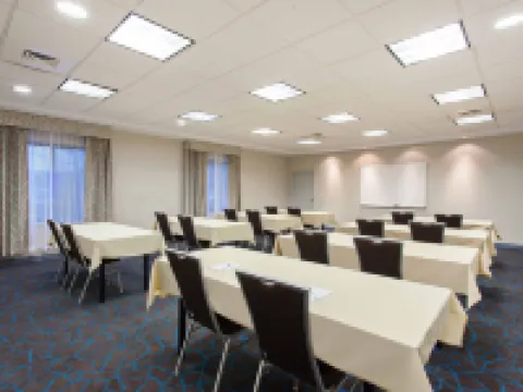 克洛維斯機場北歡朋套房酒店 克洛維斯酒店