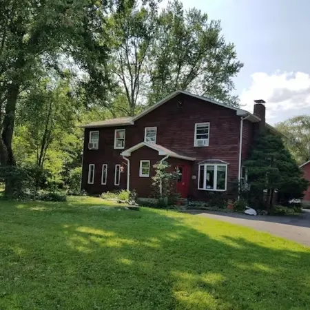 Spacious Hudson Valley retreat. Relax by the fire and enjoy the wildlife.