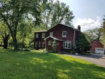 Spacious Hudson Valley retreat. Relax by the fire and enjoy the wildlife.