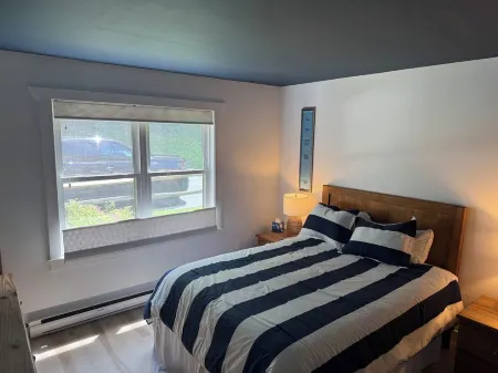 Renovated Jiminy Peak Townhouse: Walk to Slopes, Lodge, and Mountain Rides Отели в г. Ханкок