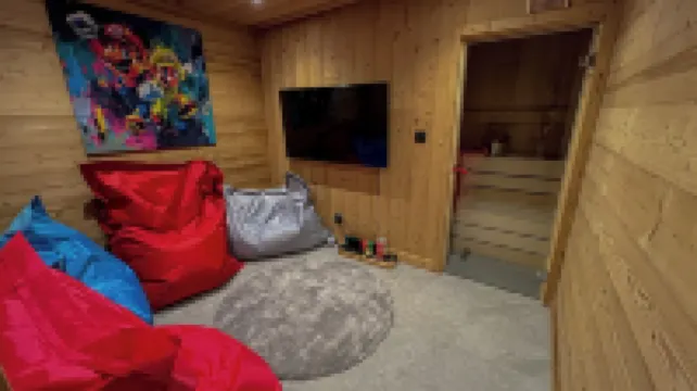 CHALET LOUNE sleeps 14 with jacuzzi and sauna