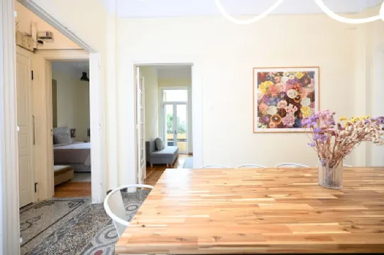 Estia Athéna - 4+1 Bedrooms next to Hilton โรงแรมในSograf