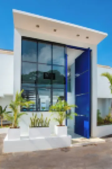Luxe Grand Villa Modern Spacious 6-bedroom with private Beach. Staff Included.