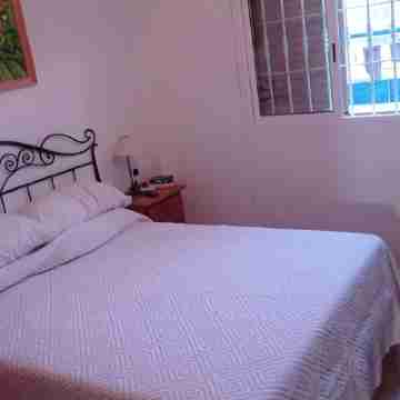 Semi-detached house very close to the beach of Mil Palmeras. Ideal for families. Rooms