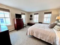 Swimming Hotspot, Family Friendly, 1 block to local shops