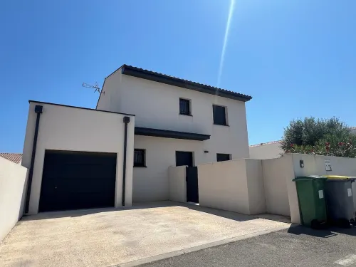 Modern villa with pool near beach and freeway Hotels in Serignan