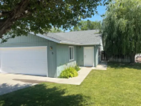 Charming 3-bedroom house with AC, WiFi in fantastic Susanville 拉森縣酒店