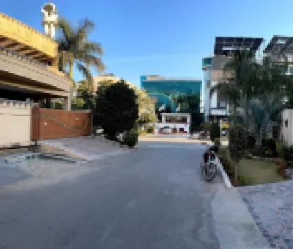 Spacious 9-bedroom villa with WiFi, AC in charming Islamabadone meting hall. 酒店