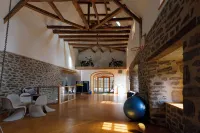 Le manoir de la Chaumette Independent apartment with games room and swimming pool