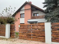 Moderní a útulný apartmán, kompletně vybavený, u lesa, pro 2 osoby s parkováním Hotel a 