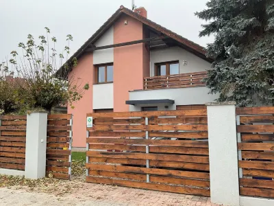 Moderní a útulný apartmán, kompletně vybavený, u lesa, pro 2 osoby s parkováním Hotels in 