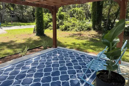 Clean 2 BR - 5 minutes to PI + Beach - Coffee, Blackstone, and Pergola - NEW! Отели рядом с достопримечательностью «Парк Лайв Окс»