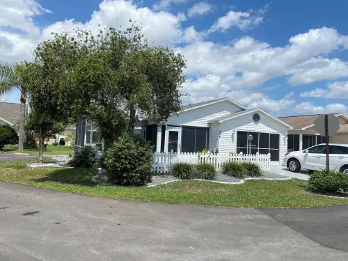 Refurbished villa with golf cart, great location, corner lot