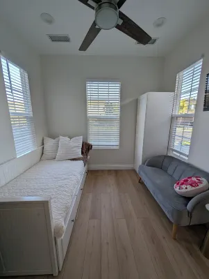 Charming private room with own entrance, AC, WiFi, Chromecast in Irvine