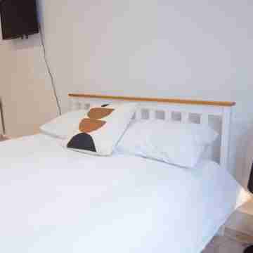 Large studio flat in Maidstone. WiFi tv and work station. 2 mins walk to town! Rooms