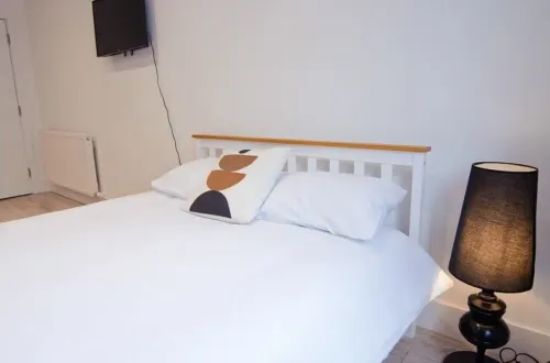 Large studio flat in Maidstone. WiFi tv and work station. 2 mins walk to town!