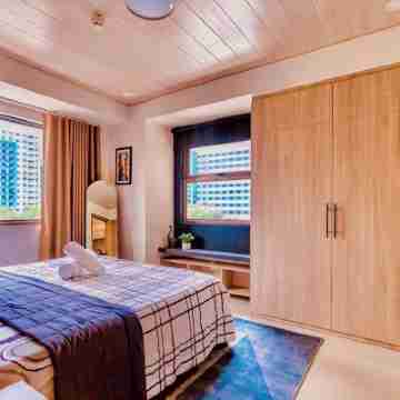 City Center Haven:  2BD King Bed End Unit Condo KeylessEntry, Fst WiFi & Parking Rooms