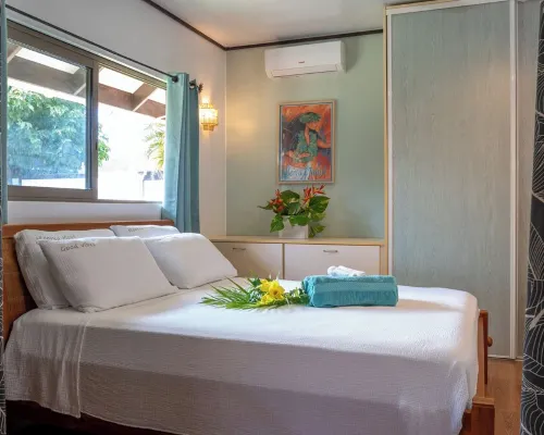 Villa fully equipped, for 8, swimming pool, 4 air-conditioned bedrooms 帕奧帕奧酒店