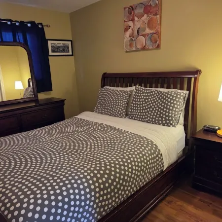 Private and cozy one bedroom sanctuary few minutes from the Airport