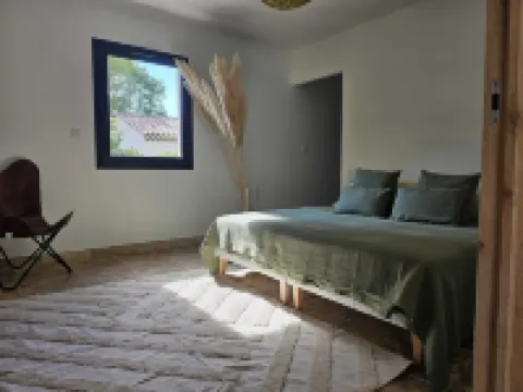 3-bedroom riverside villa with pool and view of mont ventoux 烏韋茲河畔莫朗酒店