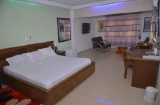 โรงแรม ลาเบส 228