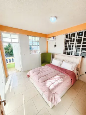 Elite Island Breeze 2-bed apt in Jimmit, WiFi, AC, Free Parking,Central location Các khách sạn ở 