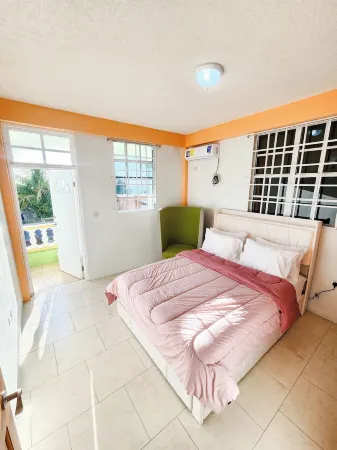 Elite Island Breeze 2-bed apt in Jimmit, WiFi, AC, Free Parking,Central location