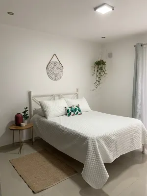 Modern, spacious y and private garden,