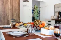 Beautiful Takapuna Villa and Lodge (21 people)