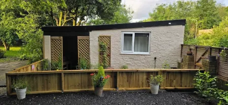 Charming 1-bedroom chalet in fabulous Gwaelod-y-garth with WiFi Отели в г. Gwaelod-y-garth