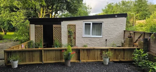 Charming 1-bedroom chalet in fabulous Gwaelod-y-garth with WiFi Hotels in Gwaelod-y-garth