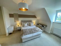 3-Bedroom Luxury Stay With FREE Parking