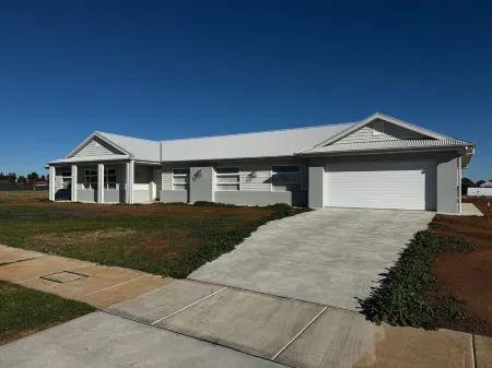 LARGE 6 BEDROOM HOME - SLEEPS 12 - 3 MINUTE DRIVE TO LAKE MULWALA Отели рядом с достопримечательностью «Lake Mulwala Swimming Pool»