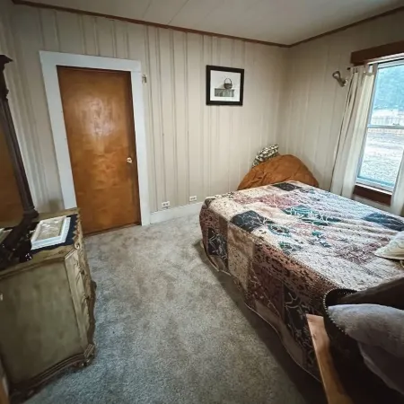 Vintage 4-bedroom house with WiFi in Schroon Lake