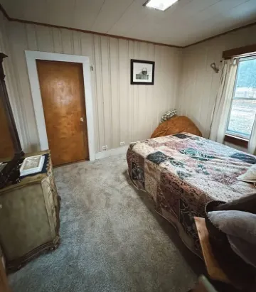 Vintage 4-bedroom house with WiFi in Schroon Lake