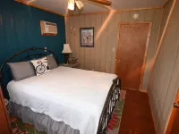 Superb 2-bedroom house on the Tennessee River. Hotels in Perry County
